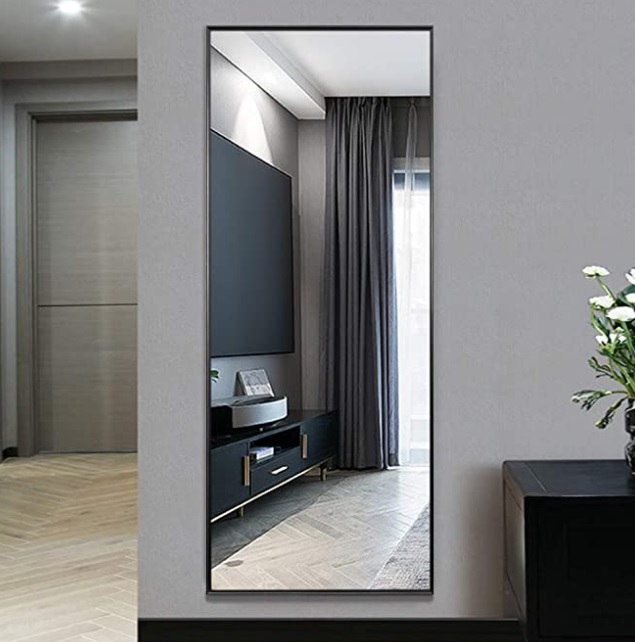 Cermin sangat cocok digunakan untuk dekorasi apartemen studio yang berguna