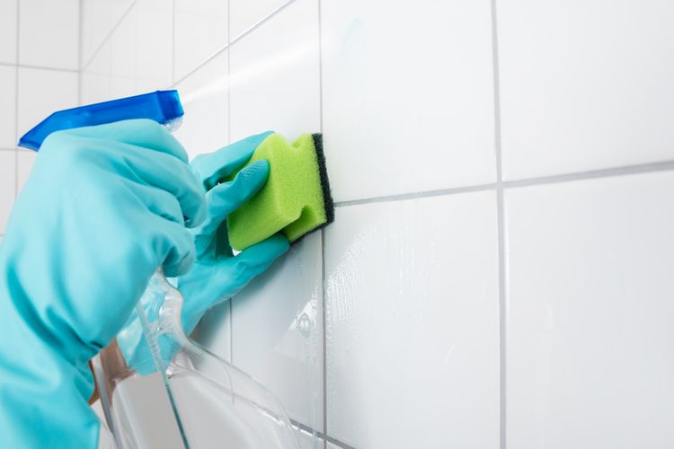 Membersihkan keramik dinding kamar mandi